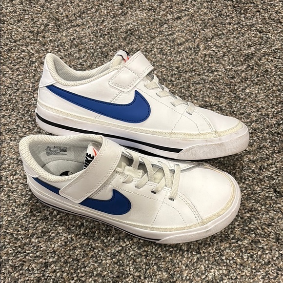 Nike White and Blue Low-Top Sneakers Minimalist Design - Picture 2 of 2
